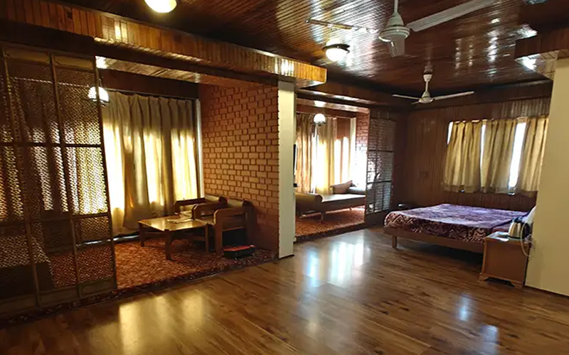 Hotel Brown Palace Srinagar – Spacious Room
