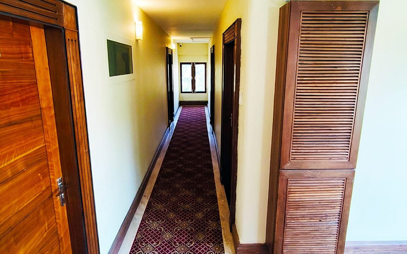 Hotel Brown Palace Srinagar – Hotel Corridor