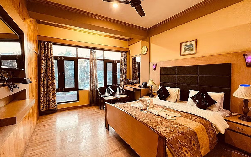 Hotel Brown Palace Srinagar – Bedroom Interior