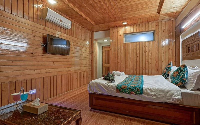 Hotel Regal Palace Srinagar – Wooden Room