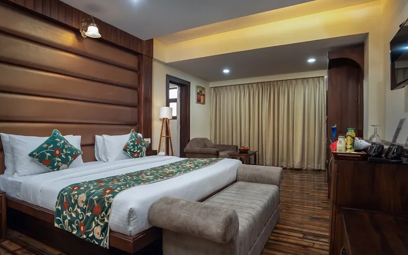 Hotel Royal Batoo Srinagar – Entrance & Lobby