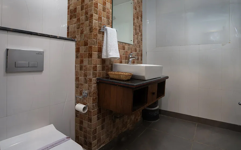 Hotel Royal Batoo Srinagar – Bathroom
