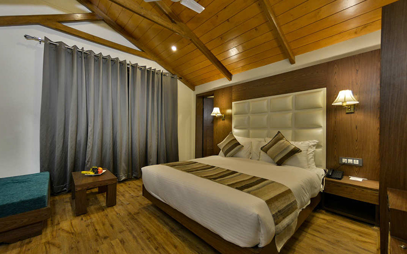 Hotel Royal Heritage Srinagar – Wooden Room